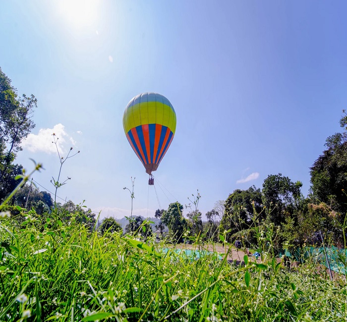 What are the different activities in Munnar for adventurers?